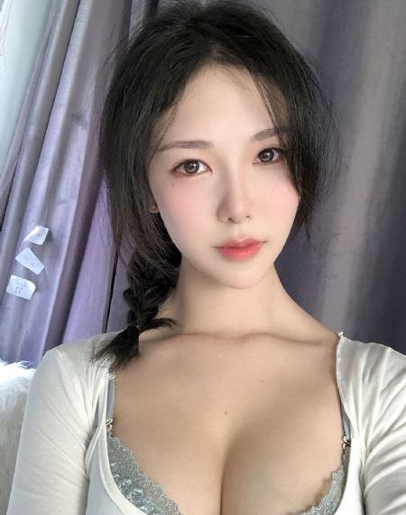 向日葵绽放的夜晚樱花